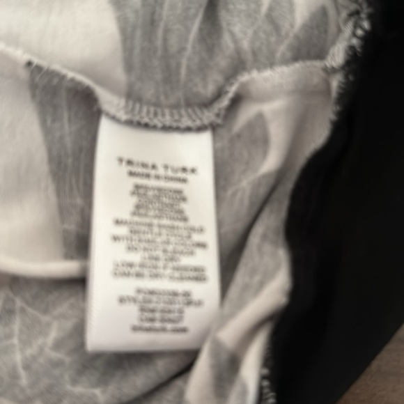 Trina Turk flowy wide sleeve blouse. Size L - Picture 8 of 8
